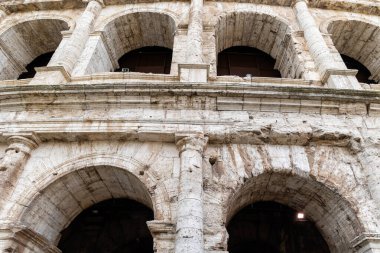 Roma, İtalya - 09 Nisan 2024: Roma, İtalya 'da arkeolojik kalıntılar arasında turistlerin dolaştığı Kolezyum kalıntıları