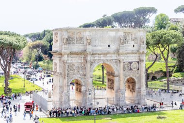 Roma, İtalya - 09 Nisan 2024: Roma, İtalya 'da arkeolojik kalıntılar arasında turistlerin dolaştığı Konstantin Kemeri kalıntıları