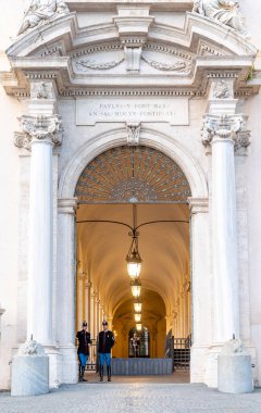 Roma, İtalya - 09 Nisan 2024: Quirinale Meydanı, İtalya Cumhurbaşkanı 'nın yeri, turistler Roma, İtalya' da arkeolojik kalıntılar arasında geziniyorlar