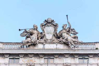 Roma, İtalya - 09 Nisan 2024: Quirinale Meydanı, İtalya Cumhurbaşkanı 'nın yeri, turistler Roma, İtalya' da arkeolojik kalıntılar arasında geziniyorlar