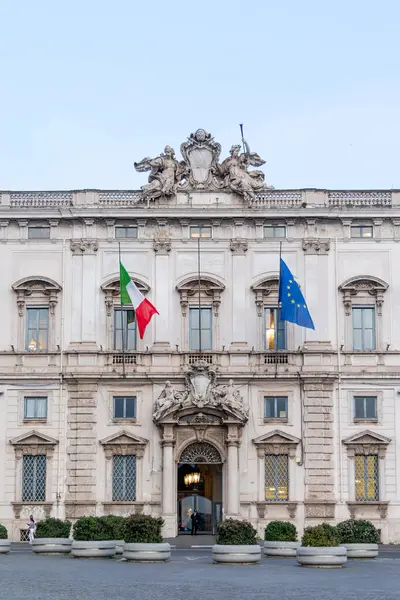 Roma, İtalya - 09 Nisan 2024: Quirinale Meydanı, İtalya Cumhurbaşkanı 'nın yeri, turistler Roma, İtalya' da arkeolojik kalıntılar arasında geziniyorlar