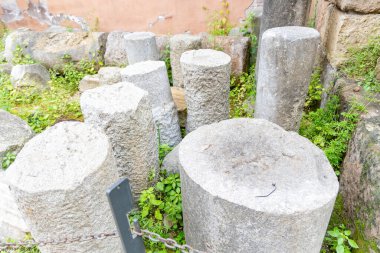 Roma, İtalya - 09 Nisan 2024: Apollo Tapınağı, İtalya, Roma 'daki arkeolojik kalıntılar arasında gezinen turistler