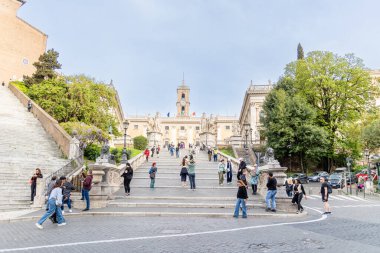 Roma, İtalya - 09 Nisan 2024: Campidoglio Meydanı 'nın çevresi, turistler Roma, İtalya' da arkeolojik kalıntılar arasında gezinirken