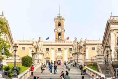 Roma, İtalya - 09 Nisan 2024: Campidoglio Meydanı 'nın çevresi, turistler Roma, İtalya' da arkeolojik kalıntılar arasında gezinirken