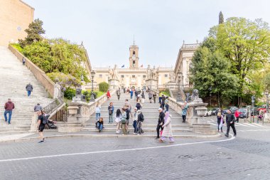 Roma, İtalya - 09 Nisan 2024: Campidoglio Meydanı 'nın çevresi, turistler Roma, İtalya' da arkeolojik kalıntılar arasında gezinirken