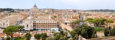 Roma, İtalya - 11 Nisan 2024: Roma, İtalya - 11 Nisan 2024: Vatikan 'daki Aziz Peter Bazilikası, İtalya, Roma' daki Santo Angelo şatosunun manzarası