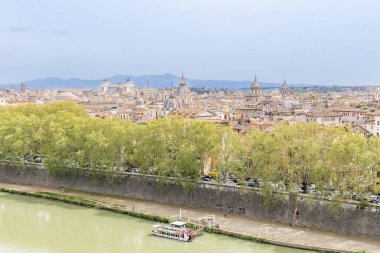 Roma, İtalya - 11 Nisan 2024: Roma, İtalya - 11 Nisan 2024: Roma şehrinin çatıları ve evleri, Roma, İtalya 'daki Santo Angelo Kalesi' nin perspektifinden görüldü.