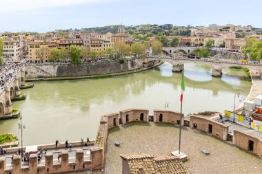 Roma, İtalya - 11 Nisan 2024: Roma, İtalya - 11 Nisan 2024: Roma şehrinin çatıları ve evleri, Roma, İtalya 'daki Santo Angelo Kalesi' nin perspektifinden görüldü.