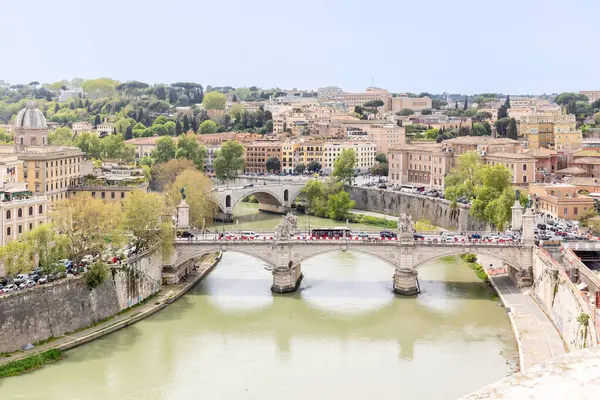 Roma, İtalya - 11 Nisan 2024: Roma, İtalya - 11 Nisan 2024: Roma şehrinin çatıları ve evleri, Roma, İtalya 'daki Santo Angelo Kalesi' nin perspektifinden görüldü.