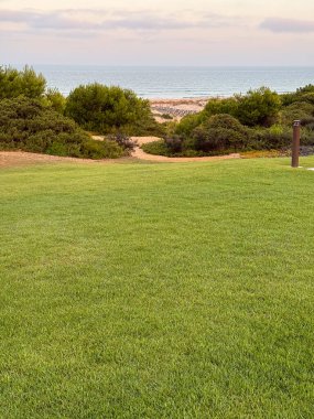 Sancti Petri, Cadiz, İspanya 'daki La Barrosa plajına erişim sağlayan kum tepeleri.