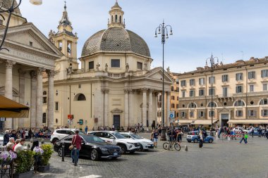 Roma, İtalya - 09 Nisan 2024: Roma 'da halk meydanı ve Roma, İtalya' da arkeolojik kalıntılar arasında turistler geziniyor