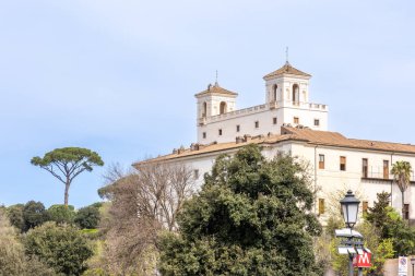 Roma, İtalya - 11 Nisan 2024: Roma, İtalya - 11 Nisan 2024: Roma şehrinin çatıları ve evleri, Roma, İtalya 'daki Santo Angelo Kalesi' nin perspektifinden görüldü.