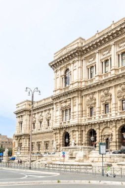 Roma, İtalya - 11 Nisan 2024: Roma, İtalya - 11 Nisan 2024: Roma şehrinin çatıları ve evleri, Roma, İtalya 'daki Santo Angelo Kalesi' nin perspektifinden görüldü.