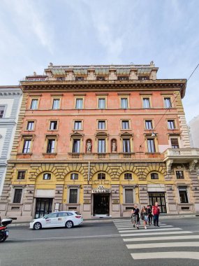 Roma, İtalya - 11 Nisan 2024: Roma, İtalya - 11 Nisan 2024: Roma şehrinin çatıları ve evleri, Roma, İtalya 'daki Santo Angelo Kalesi' nin perspektifinden görüldü.