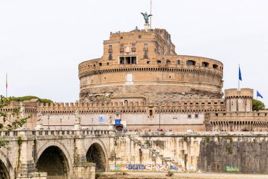 Roma, İtalya - 09 Nisan 2024: Roma 'da Castel Santo Angelo, Roma, İtalya' da turistlerle birlikte