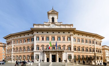 Roma, İtalya - 09 Nisan 2024: Roma 'da Colonna Meydanı' nda Roma, İtalya 'da turistler kalabalıklaşıyor