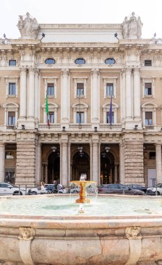 Roma, İtalya - 09 Nisan 2024: Roma 'da Colonna Meydanı' nda Roma, İtalya 'da turistler kalabalıklaşıyor