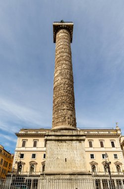 Roma, İtalya - 09 Nisan 2024: Roma 'daki Colonna Meydanı' nda Mısır dikilitaşı, Roma, İtalya 'daki turistlerle dolu.