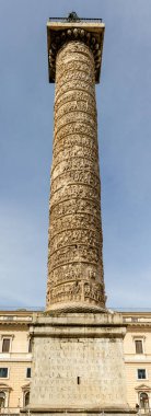 Roma, İtalya - 09 Nisan 2024: Roma 'daki Colonna Meydanı' nda Mısır dikilitaşı, Roma, İtalya 'daki turistlerle dolu.