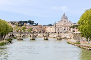 Roma, İtalya - 09 Nisan 2024: Roma 'daki Tiber Nehri, Roma, İtalya' da turistlerle dolup taşıyor