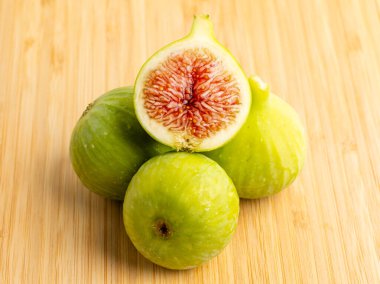 Kivi, sarı çeşitlilik, tüketime hazır.