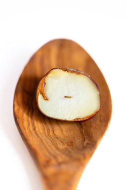 At kestanesi meyveleri olgunlaştı ve ağaçtan düştü.