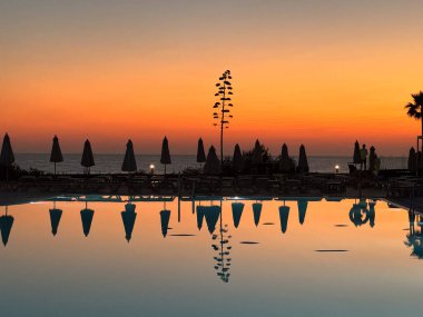 Sancti Petri 'deki La Barrosa plajında gün batımı, Cadiz, İspanya