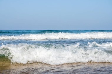 İspanya 'nın Cadiz bölgesindeki Sancti Petri' de dalgalar sahile vuruyor.