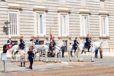 MADRID, SPAIN - 02 Ekim 2024 Madrid Kraliyet Sarayı 'nda her ayın ilk çarşambası düzenlenen Muhafız Değişimi Töreni