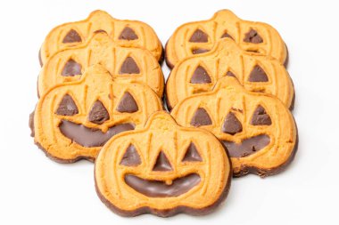 Cadılar Bayramı partisi için süslenmiş çikolatalı kurabiyeler.