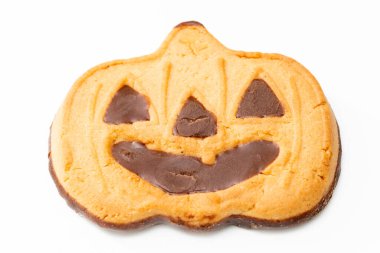 Cadılar Bayramı partisi için süslenmiş çikolatalı kurabiyeler.