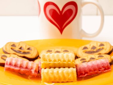 Azizin kemiği, bazı ülkelerde Azizler Günü 'nde tipik İspanyol tatlısı, Cadılar Bayramı.