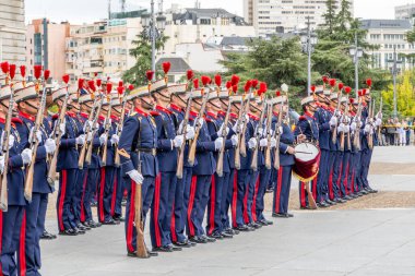 MADRID, SPAIN - 02 Ekim 2024 Madrid Kraliyet Sarayı 'nda her ayın ilk çarşambası düzenlenen Muhafız Değişimi Töreni