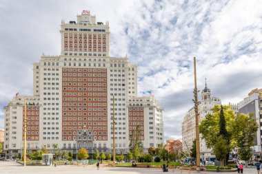 Madrid, İspanya - 2 Ekim 2024: Madrid 'deki İspanya Meydanı' nı çevreleyen ve Madrid, İspanya 'daki sokaklarında yürüyen insanların bulunduğu farklı binaların ayrıntıları