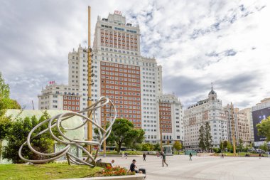 Madrid, İspanya - 2 Ekim 2024: Madrid 'deki İspanya Meydanı' nı çevreleyen ve Madrid, İspanya 'daki sokaklarında yürüyen insanların bulunduğu farklı binaların ayrıntıları