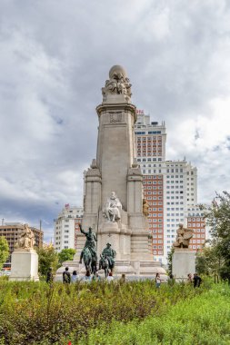 Madrid, İspanya - 2 Ekim 2024: Madrid 'deki İspanya Meydanı' nı çevreleyen ve Madrid, İspanya 'daki sokaklarında yürüyen insanların bulunduğu farklı binaların ayrıntıları