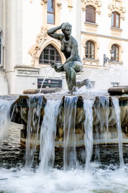 Madrid, İspanya - 2 Ekim 2024: Madrid 'deki İspanya Meydanı' nı çevreleyen ve Madrid, İspanya 'daki sokaklarında yürüyen insanların bulunduğu farklı binaların ayrıntıları