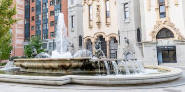 Madrid, İspanya - 2 Ekim 2024: Madrid 'deki İspanya Meydanı' nı çevreleyen ve Madrid, İspanya 'daki sokaklarında yürüyen insanların bulunduğu farklı binaların ayrıntıları