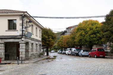 Madrid, İspanya - 14 Ekim 2024: İspanya 'nın Avila ilindeki Peguerinos kentinin ana meydanını çevreleyen binalar