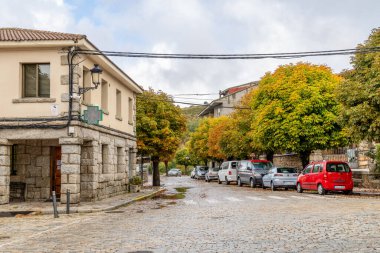 Madrid, İspanya - 14 Ekim 2024: İspanya 'nın Avila ilindeki Peguerinos kentinin ana meydanını çevreleyen binalar