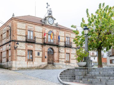 Madrid, İspanya - 14 Ekim 2024: İspanya 'nın Avila ilindeki Peguerinos kentinin ana meydanını çevreleyen binalar