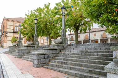 Madrid, İspanya - 14 Ekim 2024: İspanya 'nın Avila ilindeki Peguerinos kentinin ana meydanını çevreleyen binalar