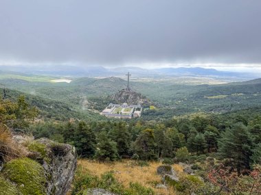 Madrid, İspanya - 17 Ekim 2024: İspanya 'nın Madrid kentinde sabah sisi ile kaplı Cuelgamuros Vadisi anıtsal kompleksi
