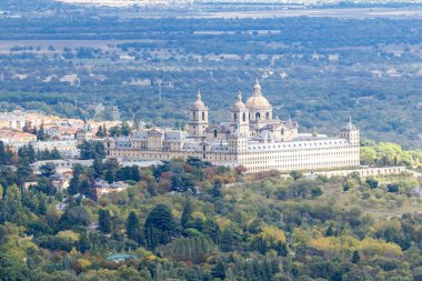 San Lorenzo de El Escorial Kraliyet Manastırı, Cruz Verde dağ geçidinden sisin içinden görülüyor.