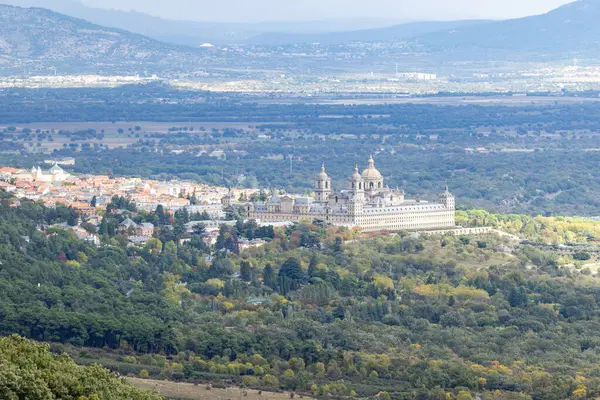 San Lorenzo de El Escorial Kraliyet Manastırı, Cruz Verde dağ geçidinden sisin içinden görülüyor.