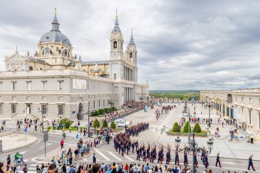 MADRID, SPAIN - 02 Ekim 2024 Madrid Kraliyet Sarayı 'nda her ayın ilk çarşambası düzenlenen Muhafız Değişimi Töreni