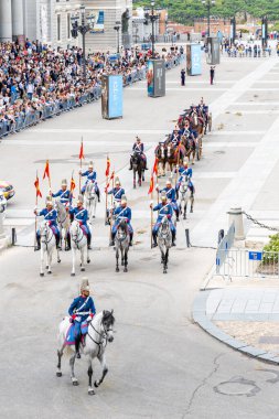 MADRID, SPAIN - 02 Ekim 2024 Madrid Kraliyet Sarayı 'nda her ayın ilk çarşambası düzenlenen Muhafız Değişimi Töreni