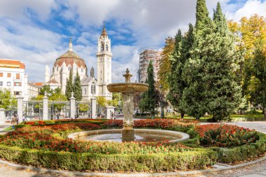 Madrid, İspanya - 10 Ekim 2024: San Manuel ve San Benito Kilisesi Madrid 'deki Retiro Park' tan görüldü