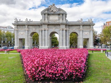 Madrid, İspanya - 10 Ekim 2024: Madrid 'deki Puerta de Alcala anıtı bir zamanlar Madrid, İspanya' daki fırtınalı havadan restore edildi