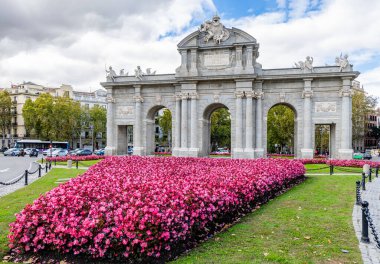 Madrid, İspanya - 10 Ekim 2024: Madrid 'deki Puerta de Alcala anıtı bir zamanlar Madrid, İspanya' daki fırtınalı havadan restore edildi